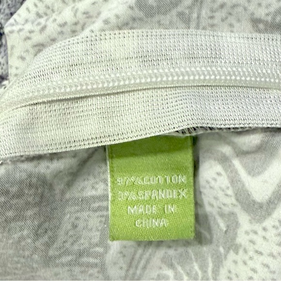 Elizabeth McKay Black & White Ruffle V-neck Blouse Artsy Trees Size 4 - Picture 13 of 14